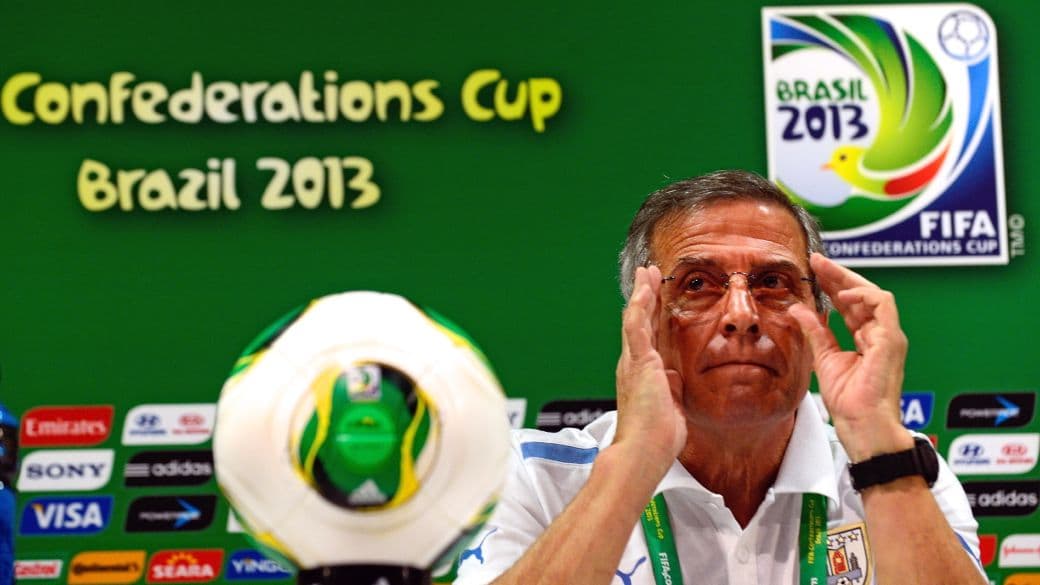 O técnico uruguaio Tabárez: aula de bom senso no Recife