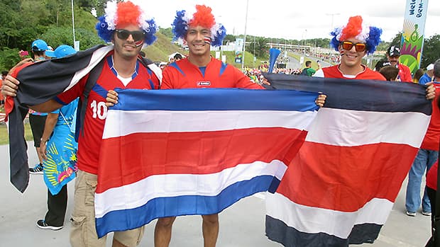 Os amigos Santiago Ovares, Sergio Herrera e Marcos Solis: felicidade pela classificação
