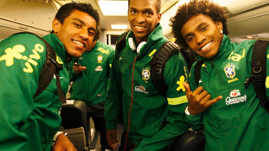 Paulinho, Jô e Willian chegam ao Canadá: o trio pode estar entre os titulares do jogo desta terça, contra o Chile