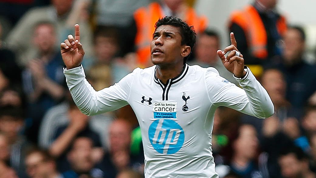 O volante Paulinho marcou na vitória do Tottenham sobre o Fulham por 3 a 1