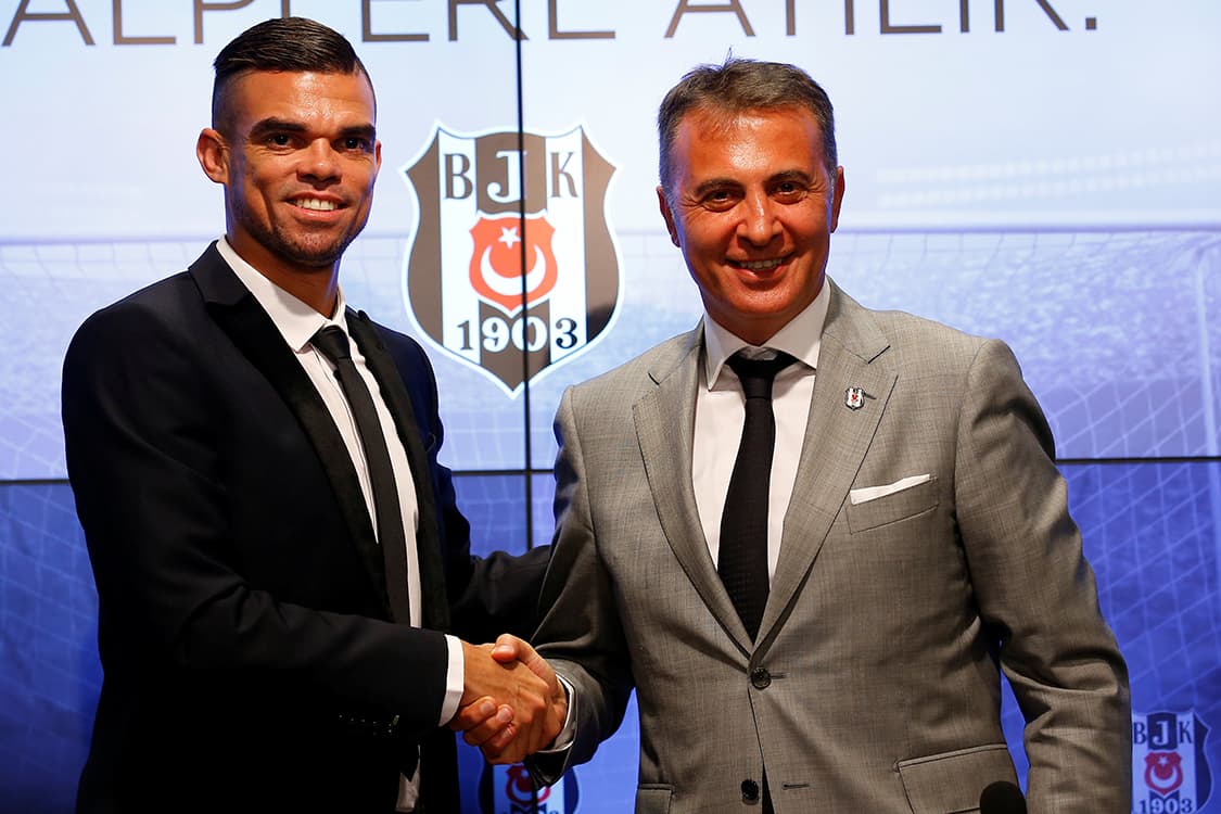 Zagueiro Pepe cumprimenta Fikret Orman, presidente do Besiktas, time turco que acaba de contratar o jogador