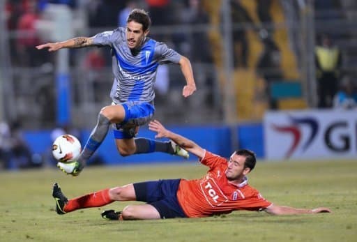 Tomás Costa, da Universidad Catolica, supera o zagueiro Federico Mancuello do Independiente