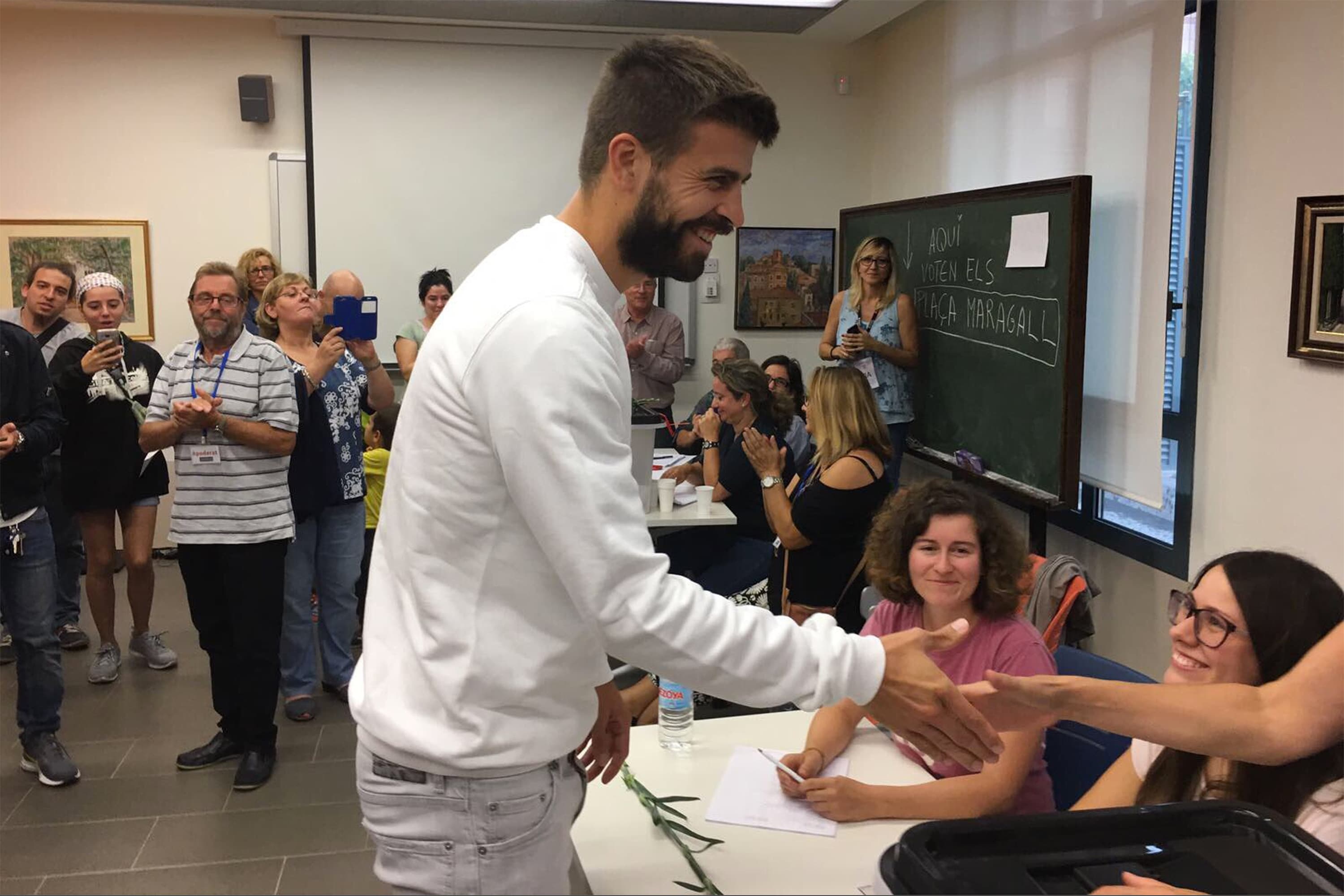 Gerard Piqué, zagueiro do Barcelona, votando no referendo de independência da Catalunha