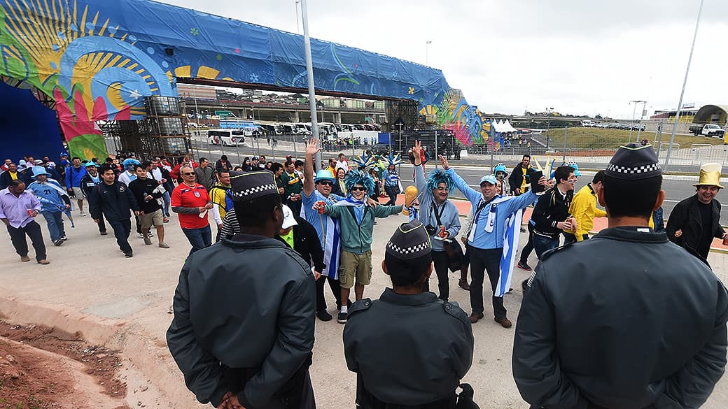 Policiamento reforçado no acesso ao Itaquerão, em São Paulo, antes do jogo entre Uruguai e Inglaterra