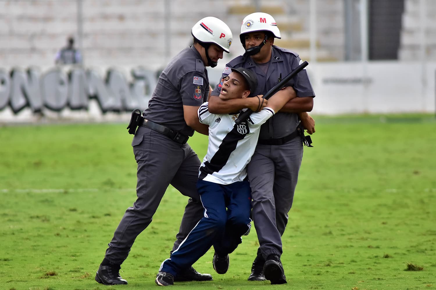 Ponte Preta x Vitória - Confusão entre a Polícia Militar e torcedores da Ponte Preta