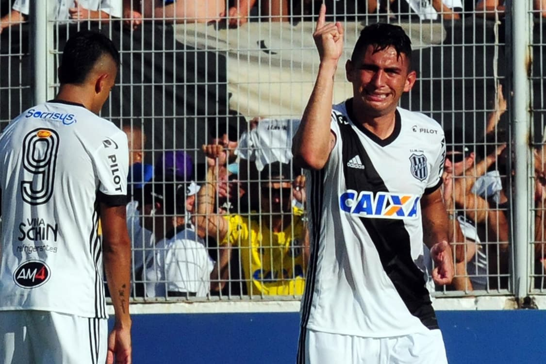 Danilo, da Ponte Preta, comemora gol contra o Atlético-PR, pelo Campeonato Brasileiro, em Campinas