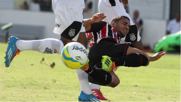 Douglas do São Paulo durante partida entre Ponte preta x São Paulo, em Campinas