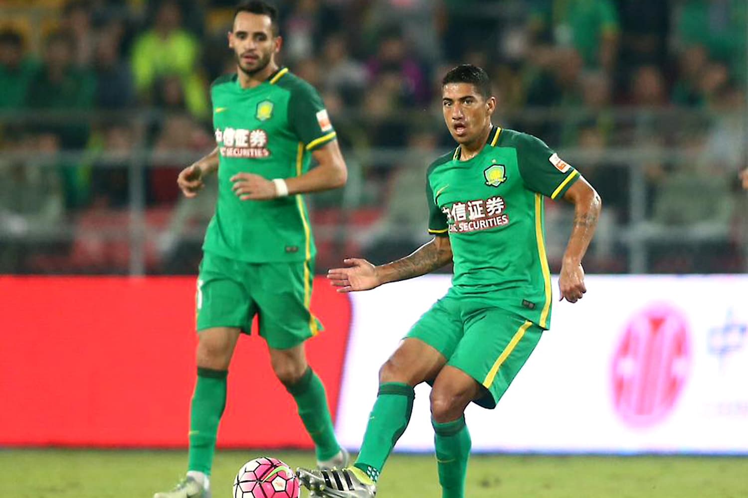 Renato Augusto e Ralf no Beijing Guoan