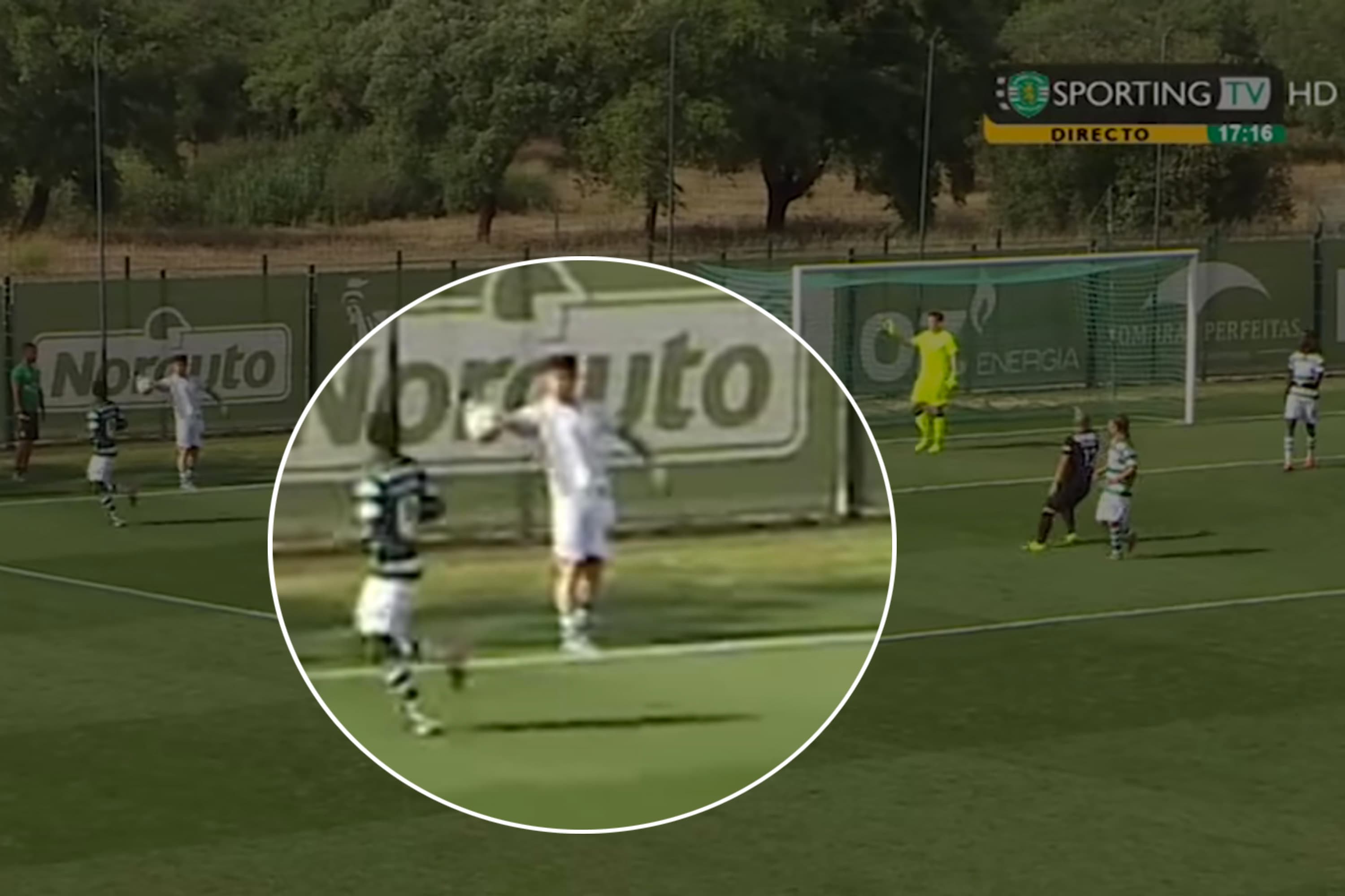 Reserva coloca a mão na bola e juiz marca pênalti