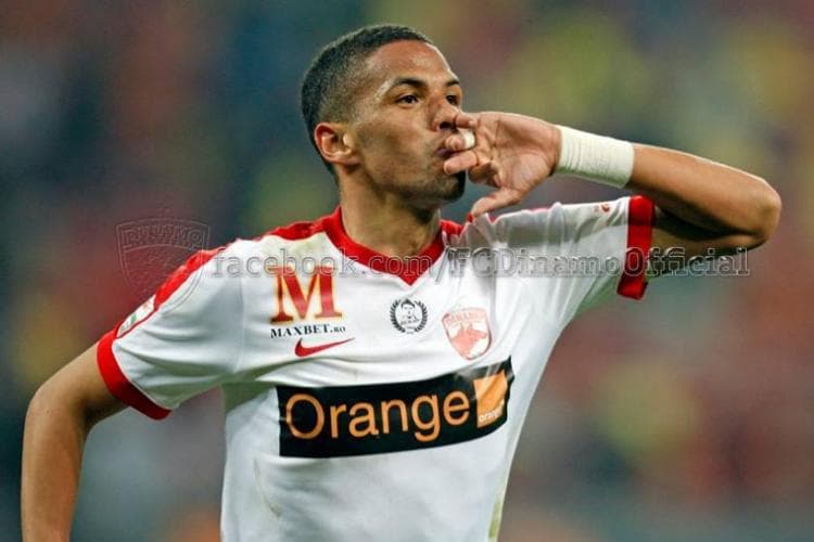 Rivaldinho celebra gol pelo Dínamo Bucareste, da Romênia