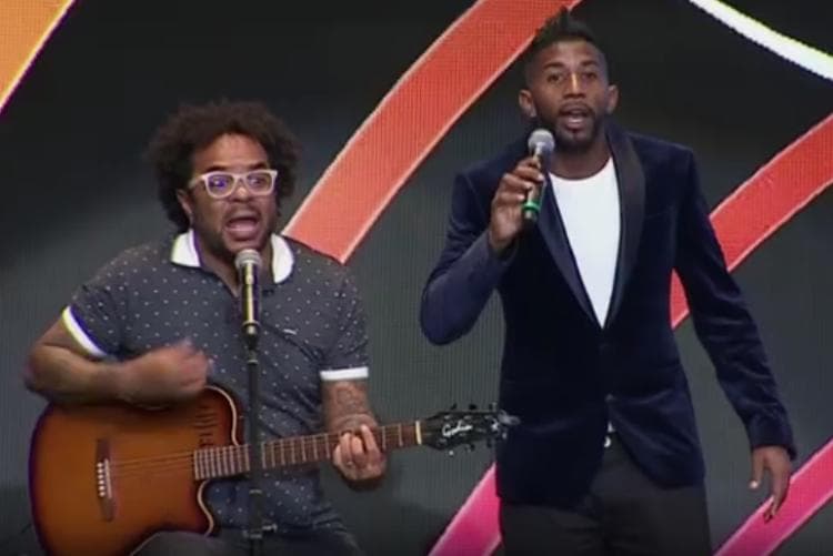 Rodinei (á dir) canta com o humorista Marcelo Marrom na festa dos melhores do Carioca