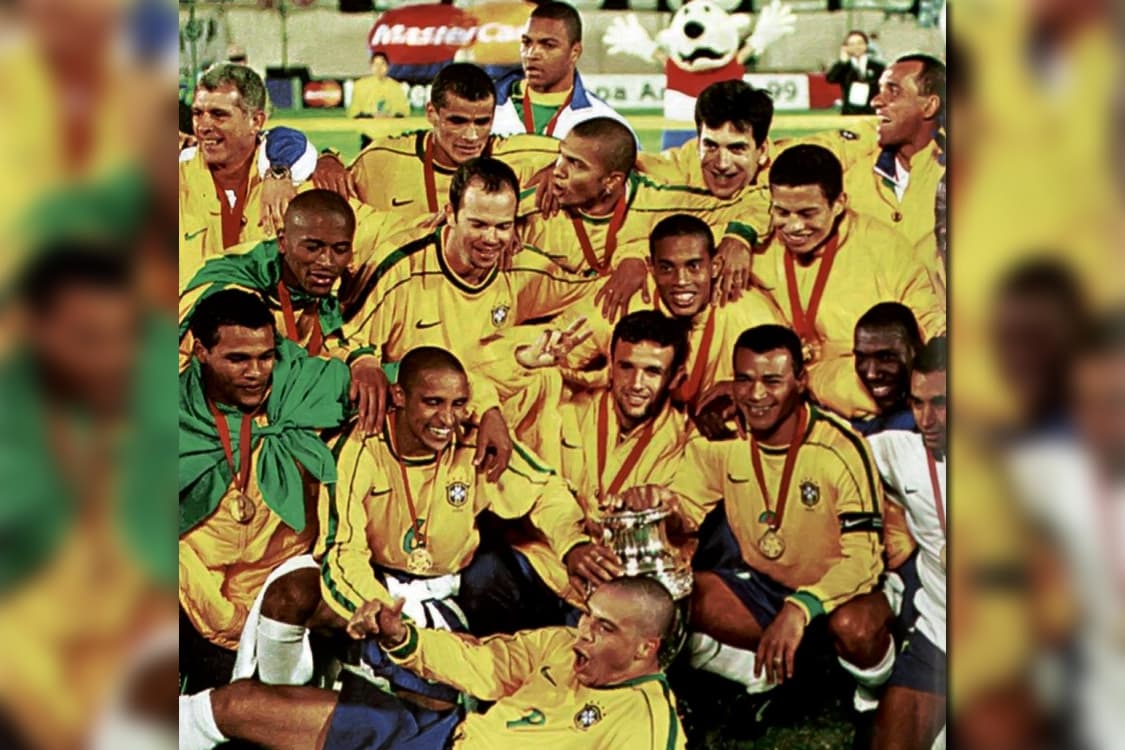 Jogadores posam com o troféu da Copa América de 1999
