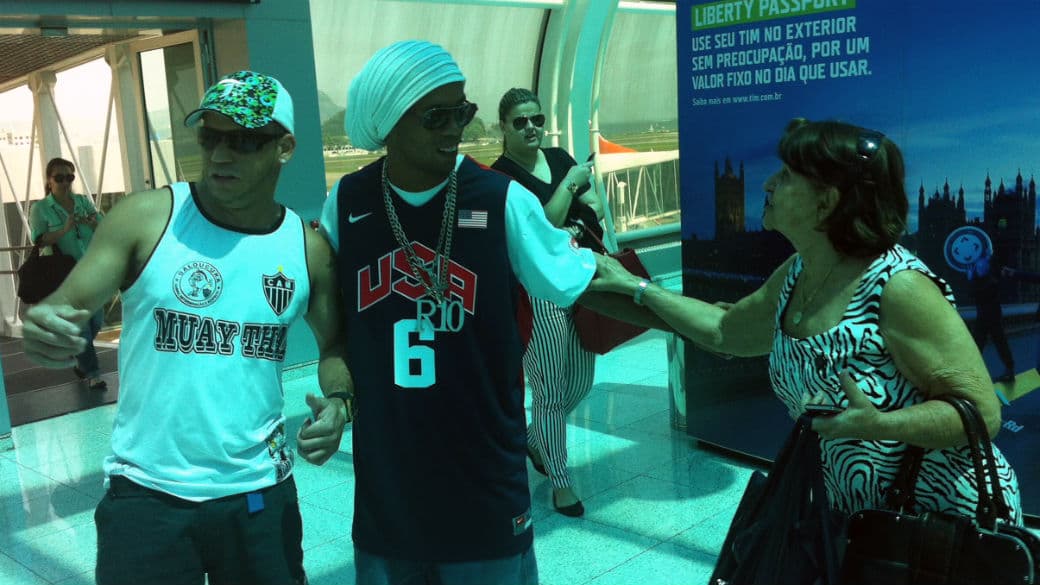 Ronaldinho recebe fãs para fotos e abraços ao desembarcar no Aeroporto Santos Dumont, no Rio