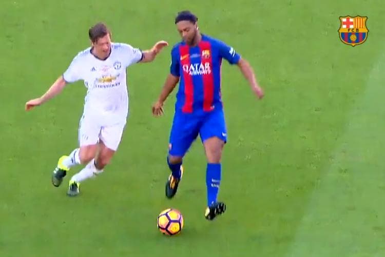 Ronaldinho Gaúcho dá caneta em Blomqvist, do Manchester United, em jogo festivo no Camp Nou