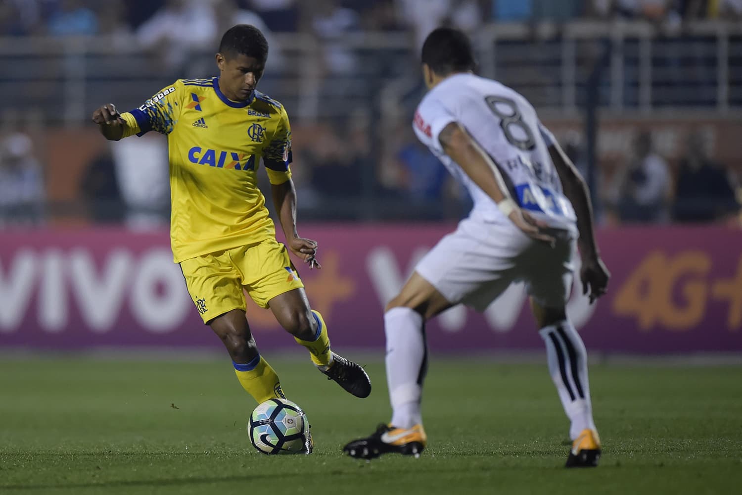 Disputa de bola na partida entre Santos e Flamengo, no Pacaembu