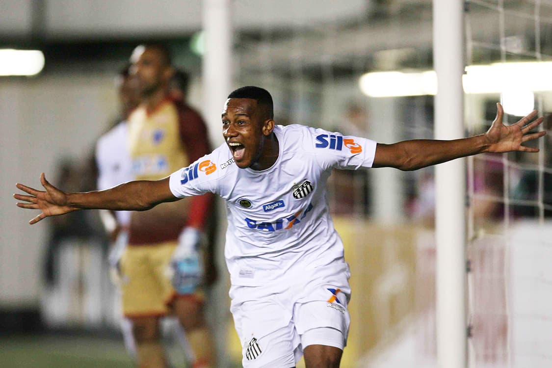 Copete, do Santos, comemora seu gol sobre o Paysandu, na Vila Belmiro