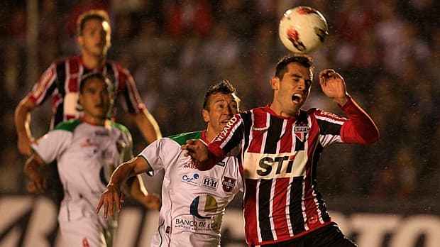 O zagueiro são-paulino Rhodolfo teve trabalho para segurar os atacantes da LDU de Loja