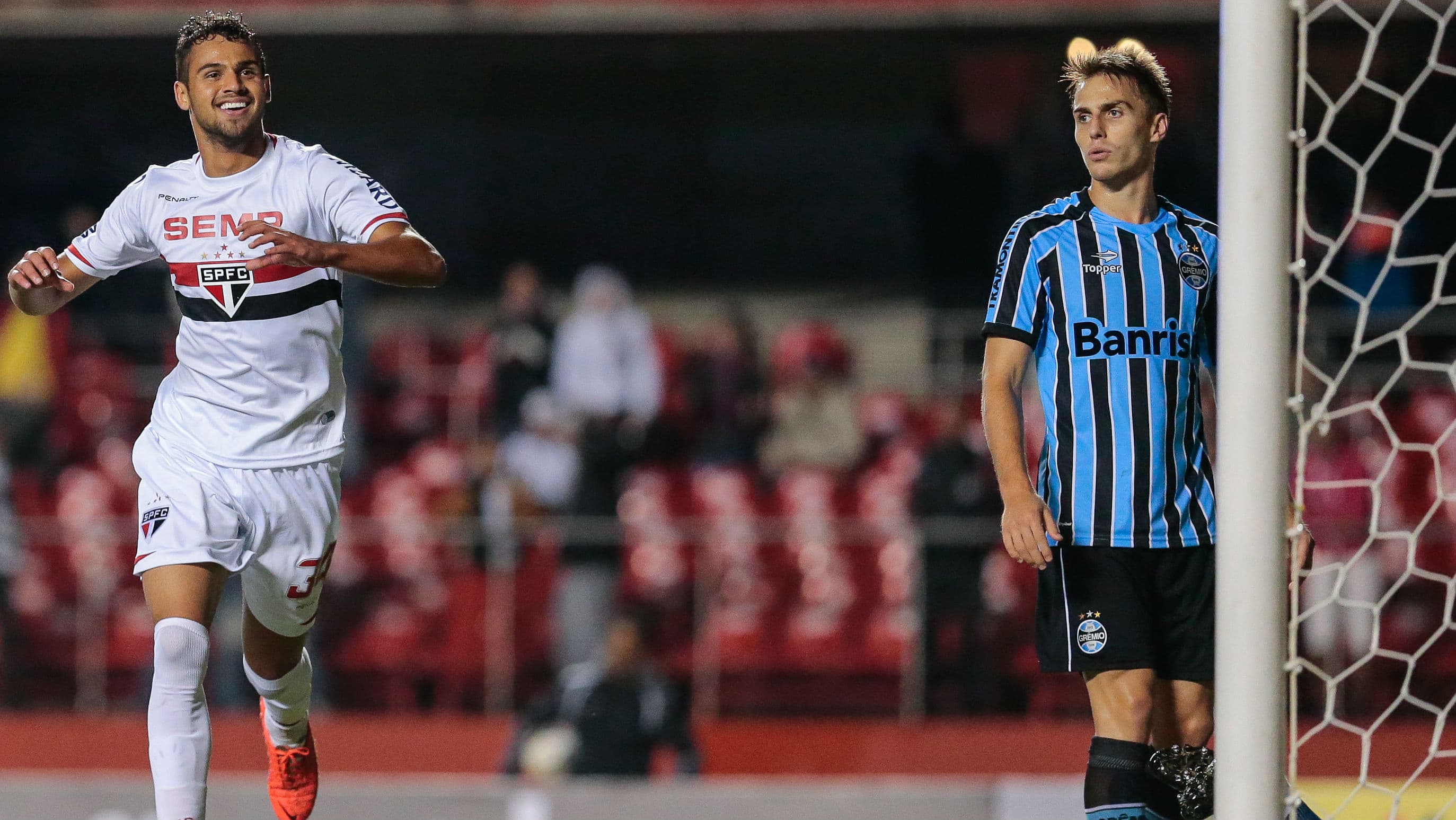 Lucão do São Paulo comemora gol durante a partida contra Grêmio