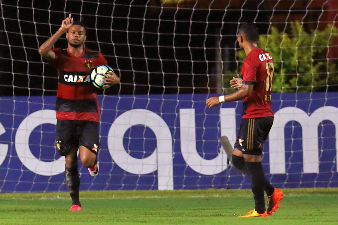 André, do Sport, comemora seu gol contra o Grêmio, em Recife