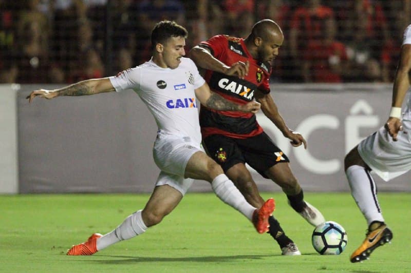 Lance durante a partida entre Sport e Santos, em Recife