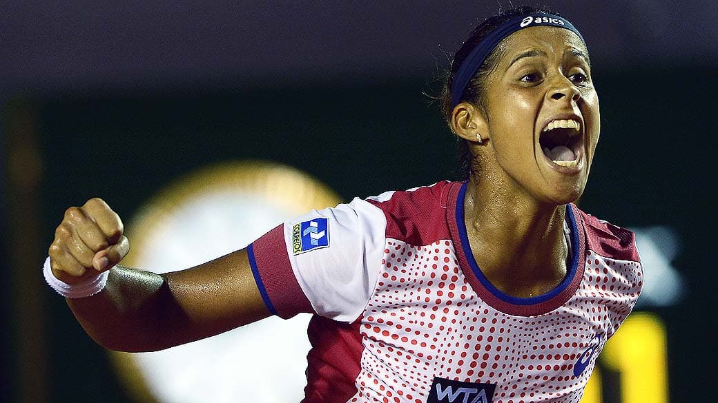 Teliana Pereira faz semifinal neste sábado com a checa Klara Zakopalova