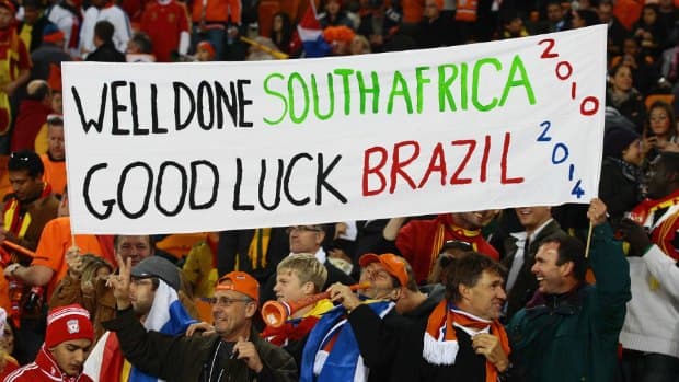 Torcedores na final entre Espanha e Holanda exibem faixa que congratula a África do Sul e saúda a Copa do Brasil 2014