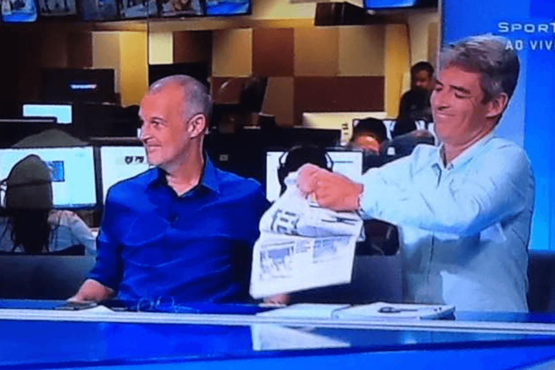 Jornalista inglês reclama de xenofobia brasileira e rasga jornal ao vivo no SporTV