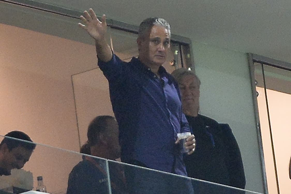 Técnico Tite da Seleção Brasileira de Futebol acompanha a partida entre  Santos e Corinthians, no Itaquerão