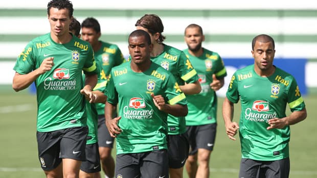 Seleção treina no pequeno estádio do Goiás