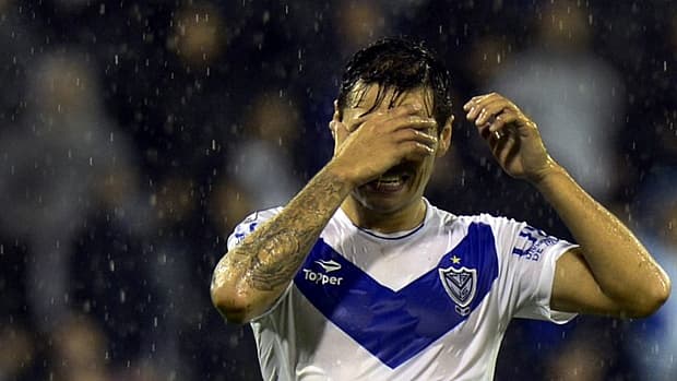 Mauro Zarate, do Vélez, lamenta chance perdida em jogo que eliminou a equipe argentina