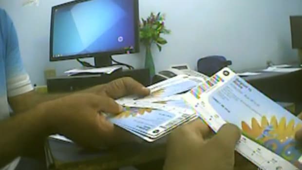 Bombeiro vende ingressos para jogos da Copa do Mundo dentro do Quartel General da corporação
