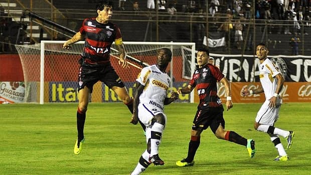 Seedorf (centro) não conseguiu ajudar o Botafogo no Barradão