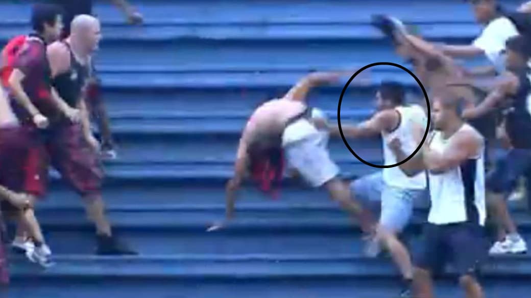 Naíba - de bermuda azul - puxa um torcedor rival e troca socos durante a pancadaria na Arena Joinville