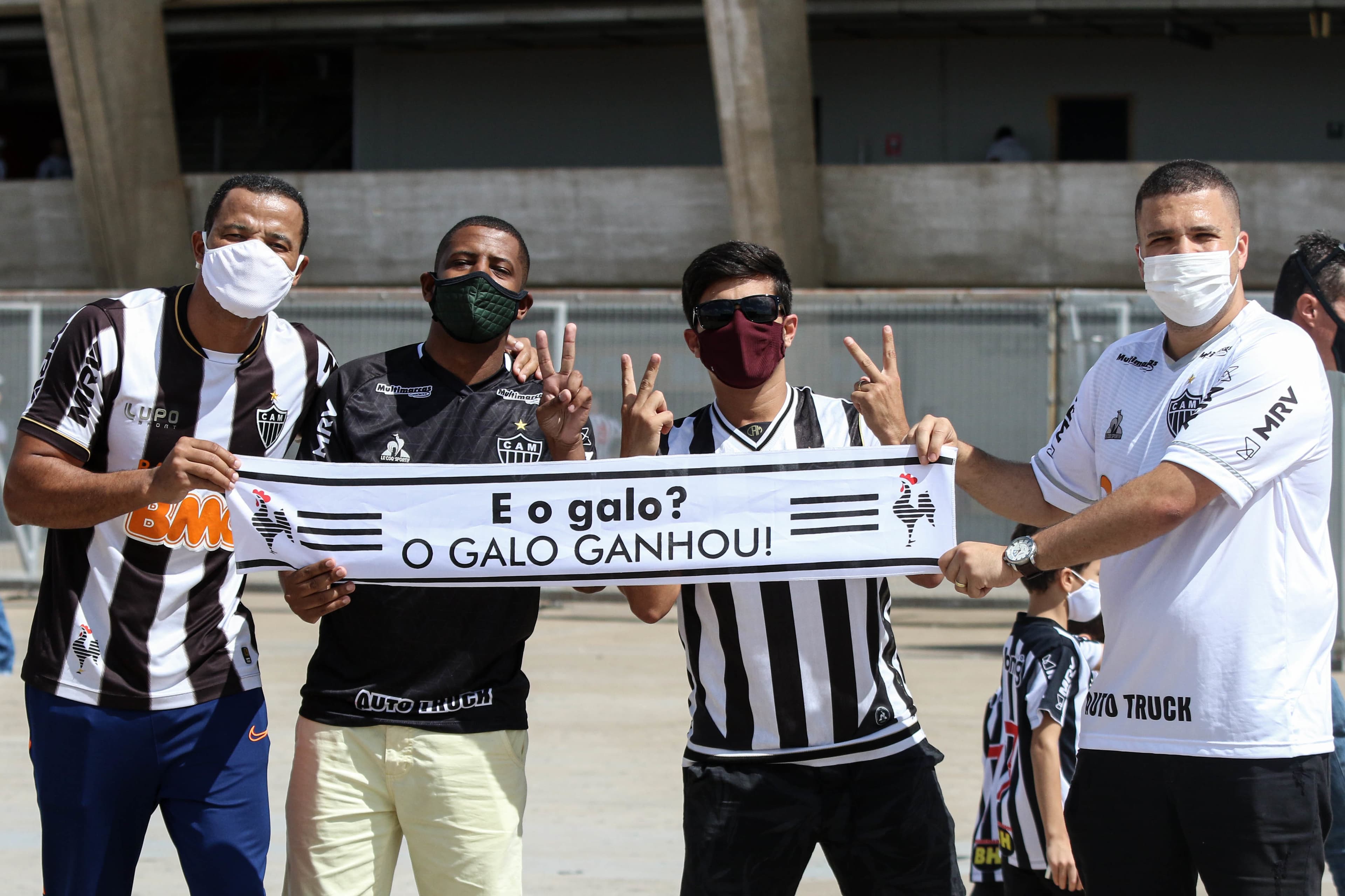 Atleticanos com faixa do coro que embalou o título -