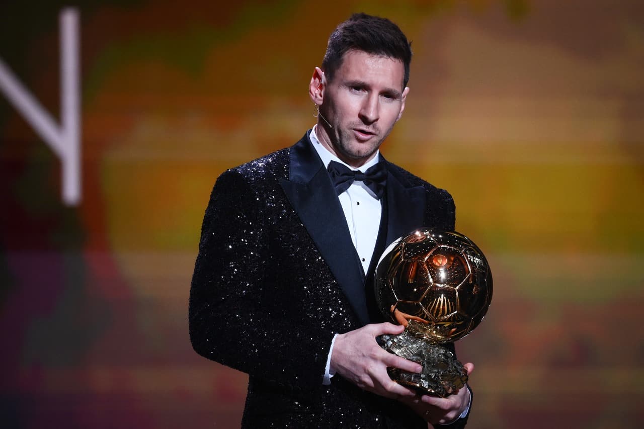 Messi com sua sétima Bola de Ouro (2009, 2010, 2011, 2012, 2015 e 2019 e 2021) -