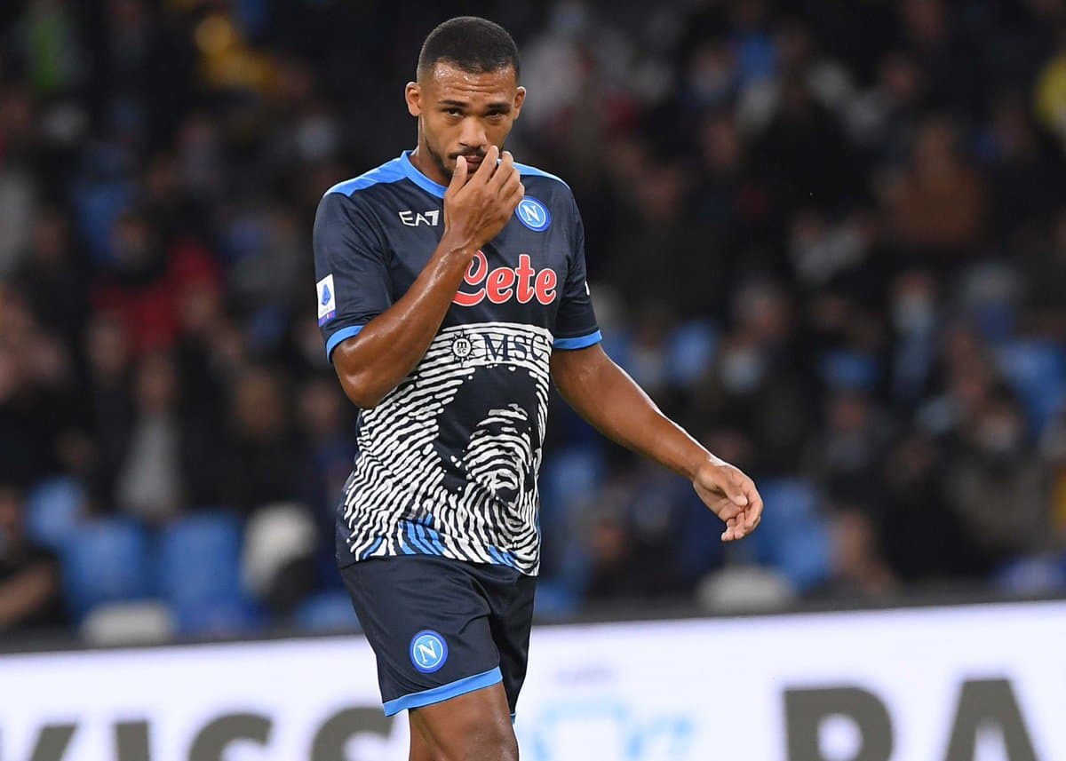 Novo camisa do Napoli homenageia Maradona