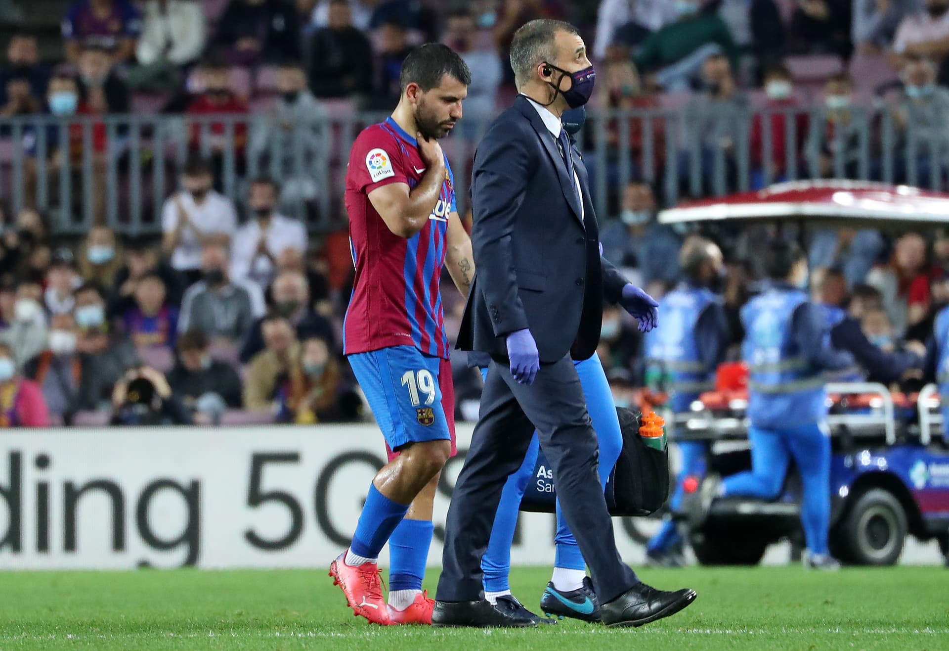 Sergio Aguero deixou jogo contra o Alavés com dores no peito