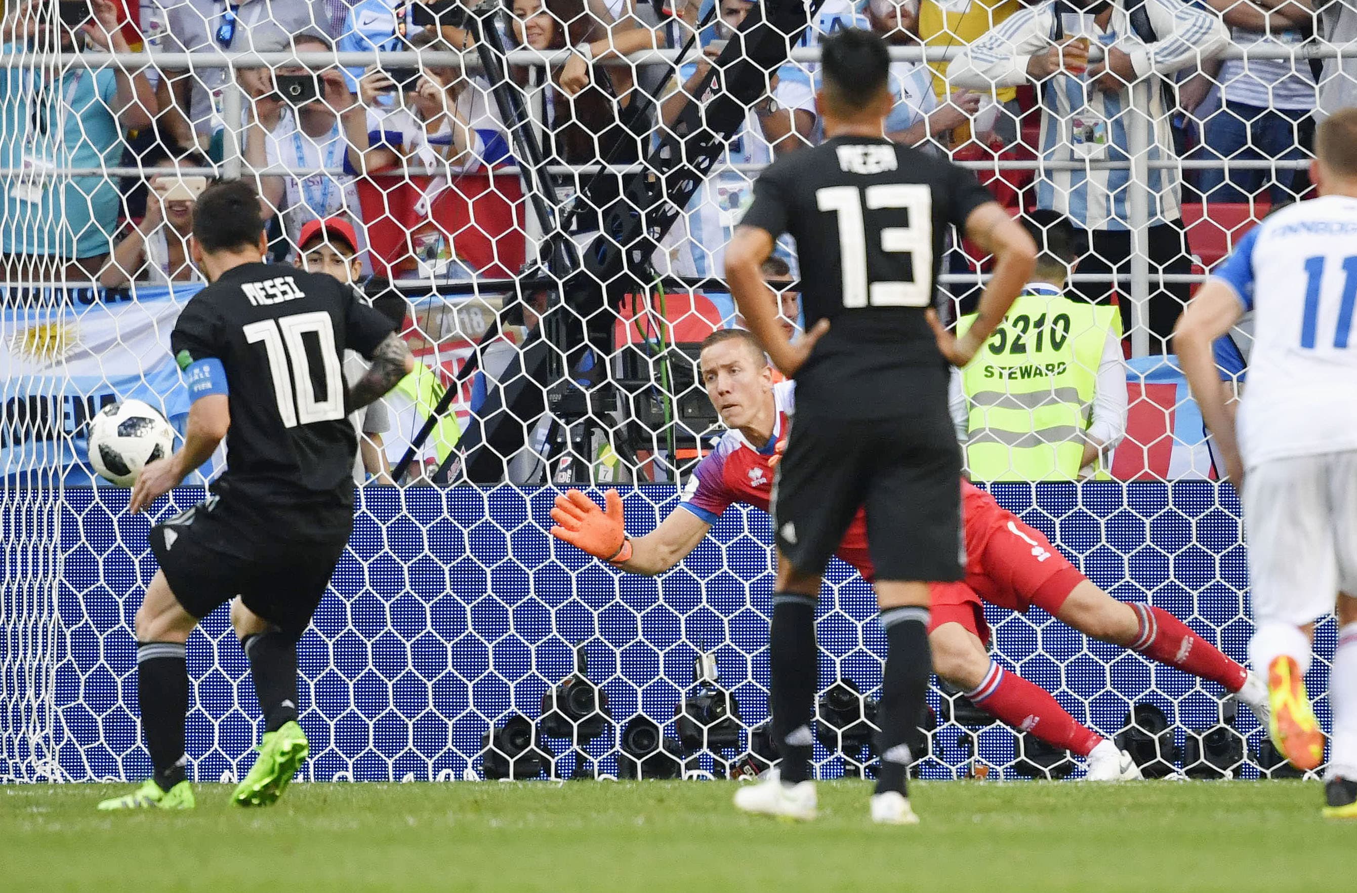 O goleiro Hannes Halldorsson da Islândia defende a cobrança de pênalti de Lionel Messi na partida contra a Argentina, no estádio Spartak em Moscou