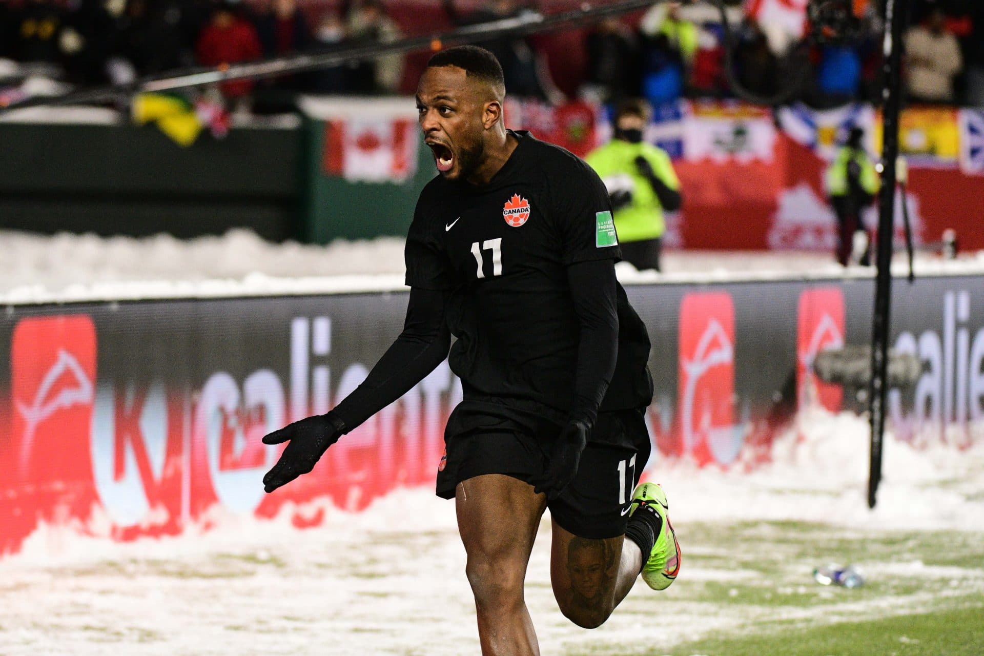 Cyle Larin comemora vitória do Canadá sobre o México em Edmonton -