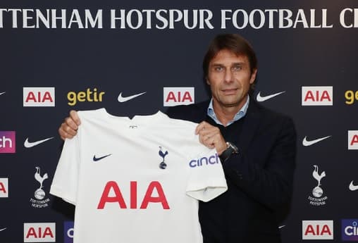 Antonio Conte posa com a camisa do Tottenham