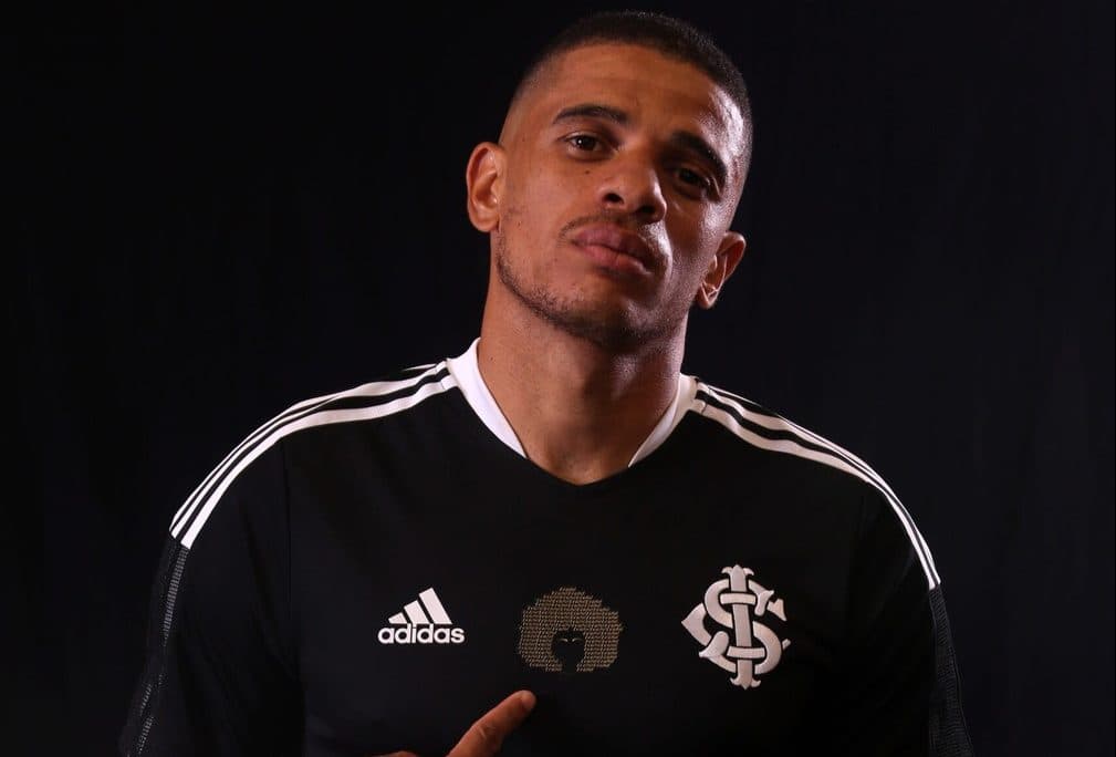 Taison participou da campanha de lançamento da camisa -