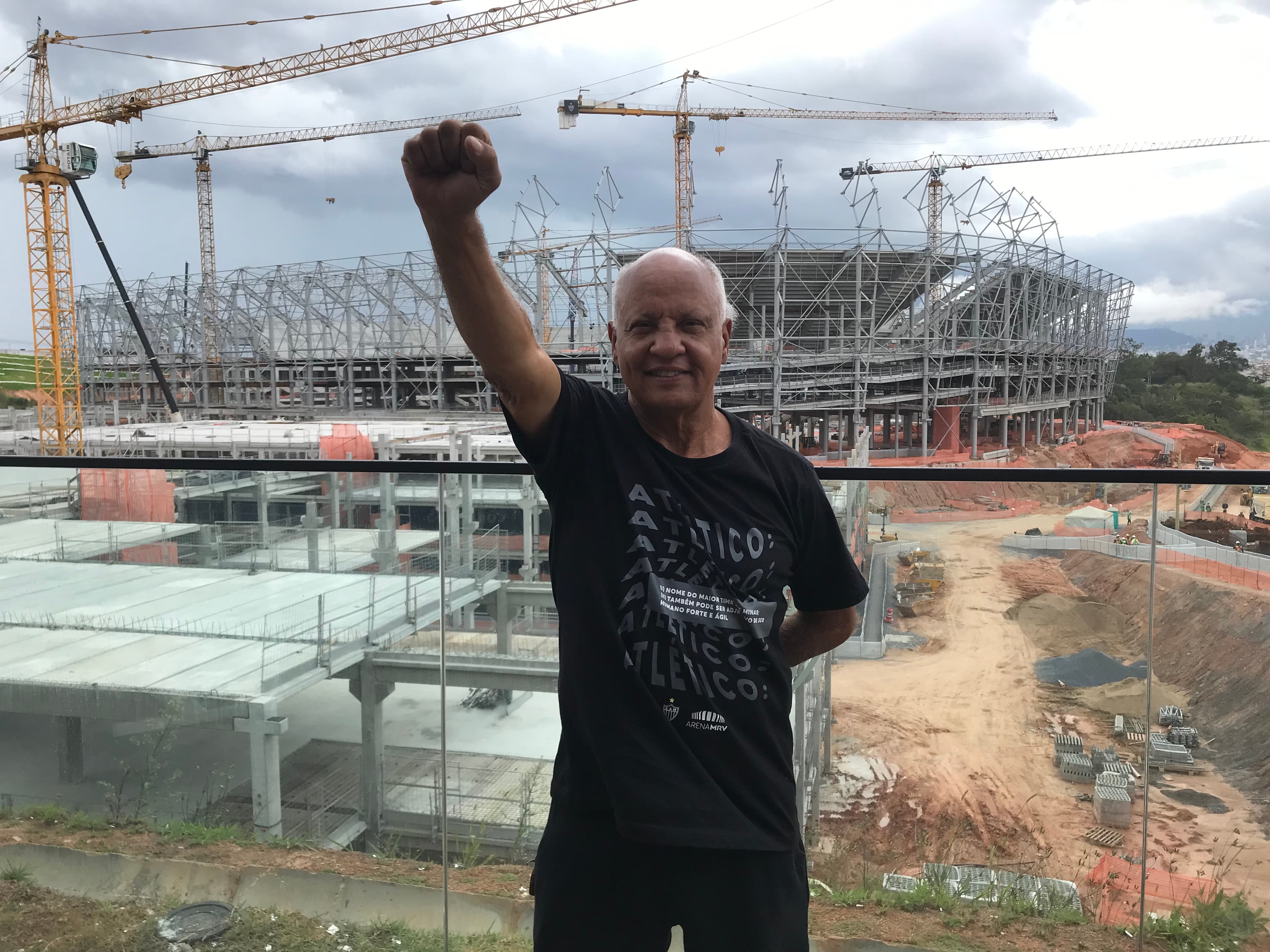 Reinaldo eternizou sua comemoração com punhos cerrados