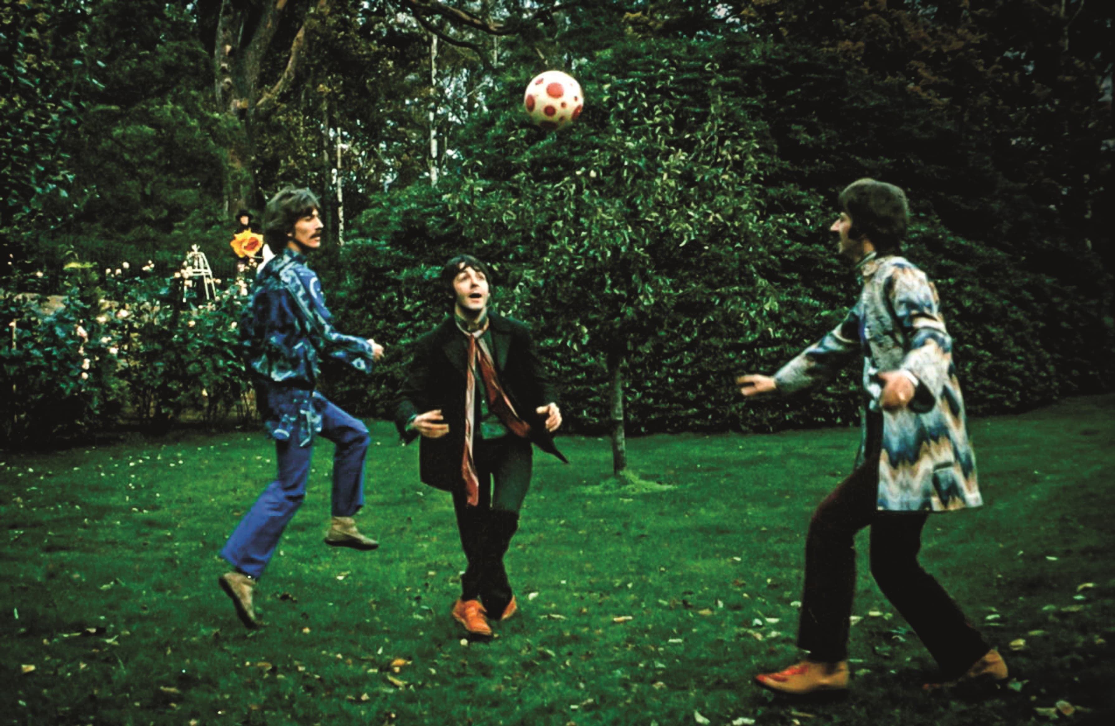 Desajeitados: uma rara cena de George, Paul e Ringo de olho no que importa; mas foi John quem mais citou nomes do esporte bretão