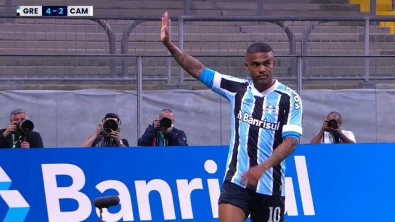 Douglas Costa provocou a torcida do Grêmio no quarto gol contra o Atlético -