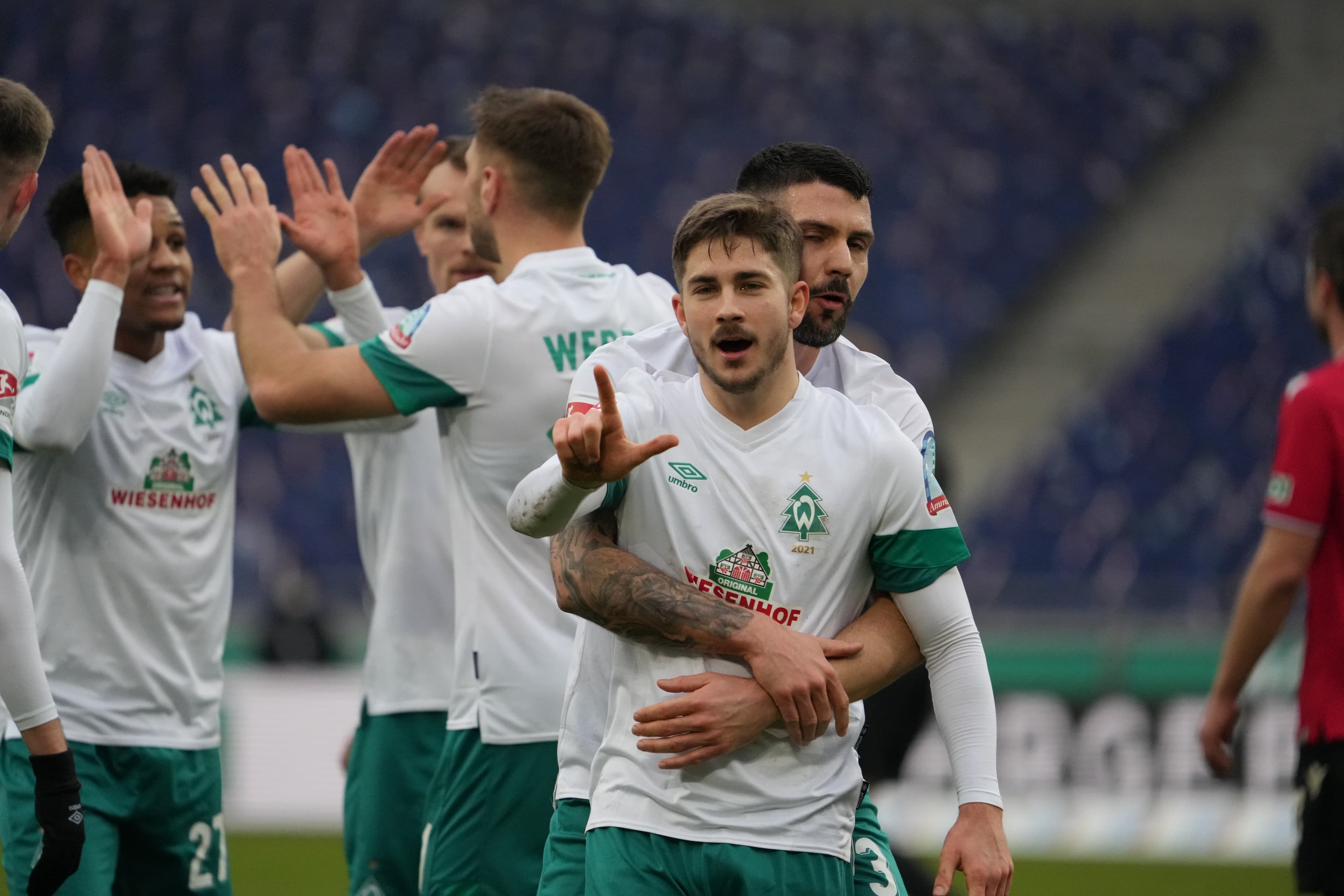 Werder Bremen atuou com escudo em forma de árvore de Natal pelo Alemão