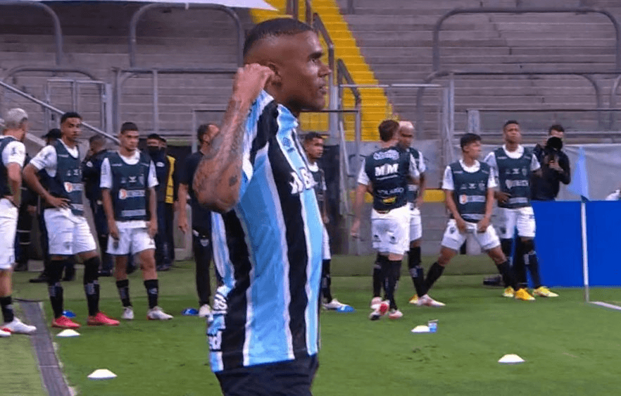 Douglas Costa provocou a torcida do Grêmio no quarto gol contra o Atlético -