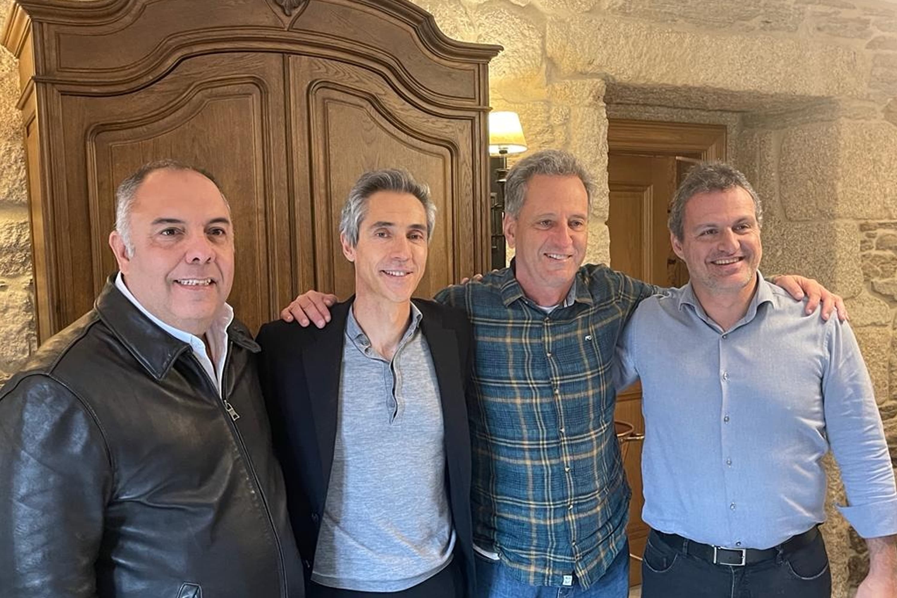 Ao lado de dirigentes, Paulo Sousa foi oficializado pelo Flamengo -