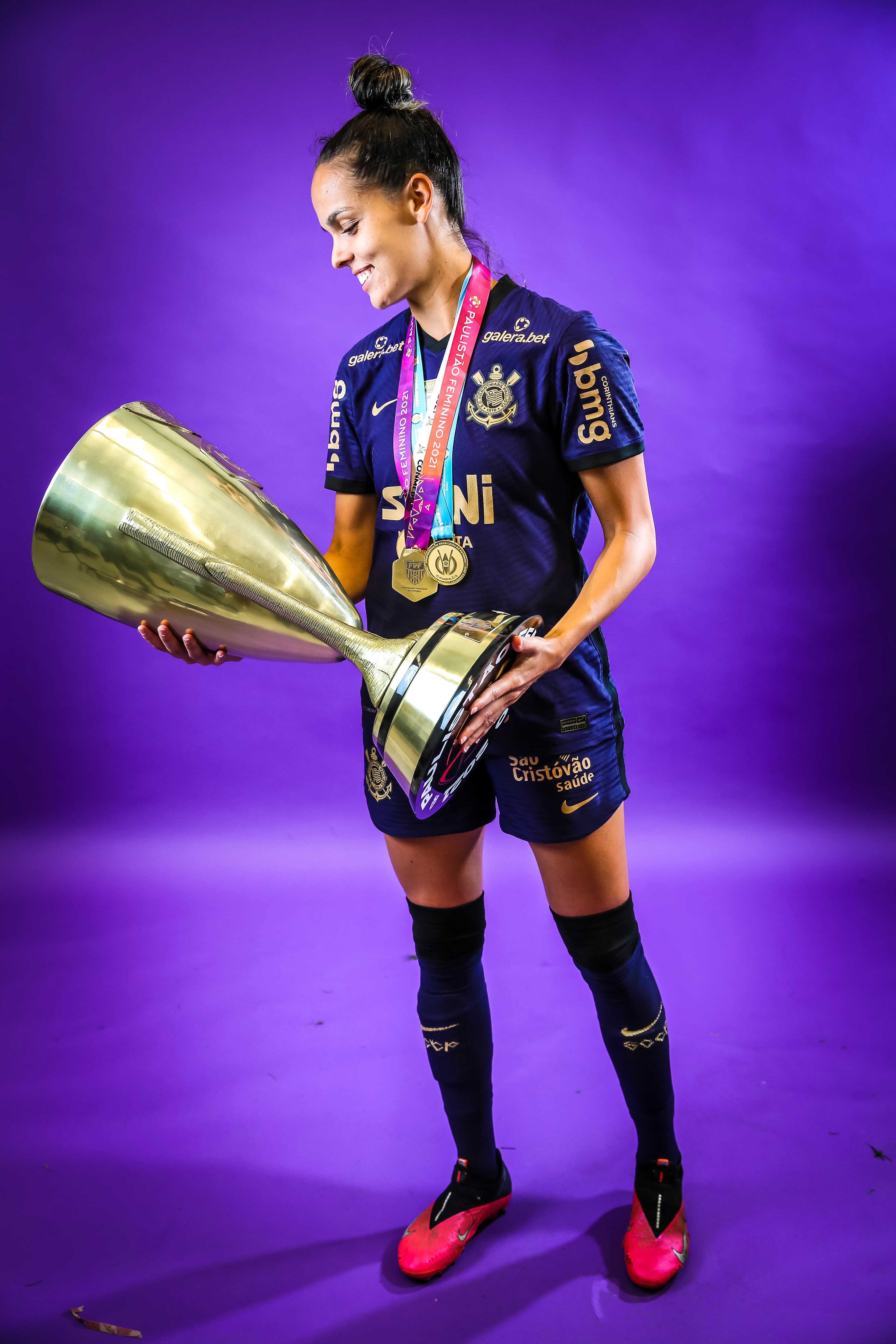 Gabi Portilho, jogadora do Corinthians, com a taça do Paulista feminino