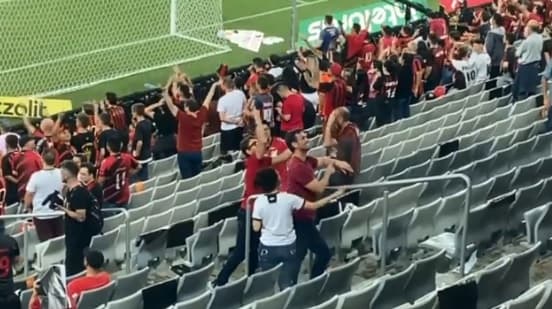 Homens são flagrados fazendo gestos racistas na Arena da Baixada