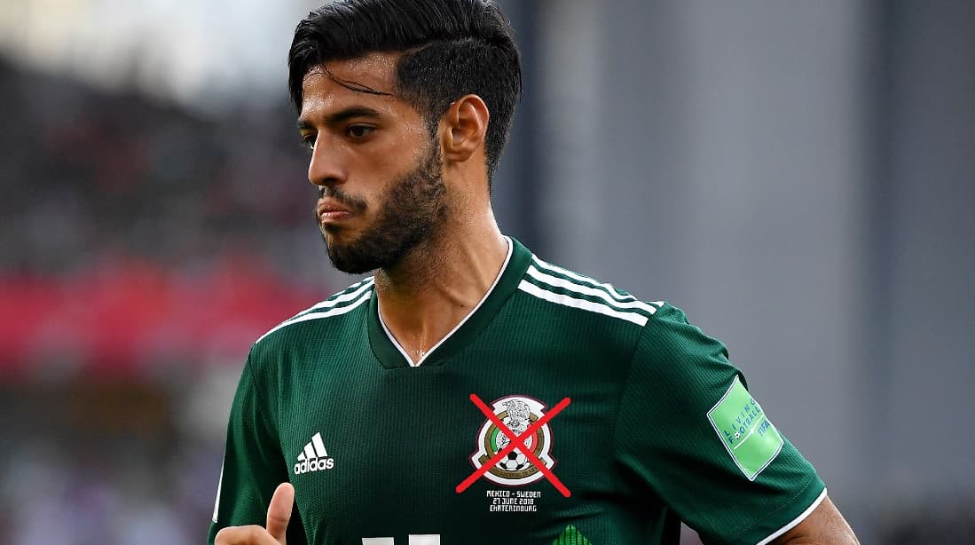 Desatualizada: Carlos Vela com a camisa com escudo antigo